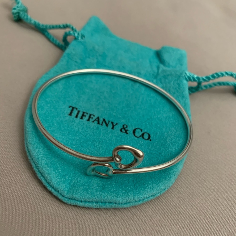 Tiffany & Co. Elsa Peretti® silver
Open Heart Bangle